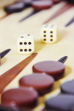 dices ve dama ile bir tahta üzerinde oyun tavla