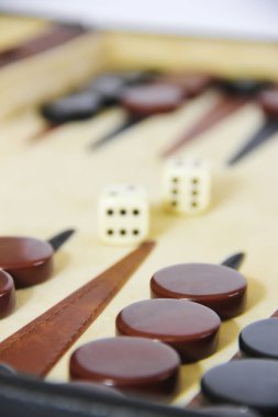 dices ve dama ile bir tahta üzerinde oyun tavla