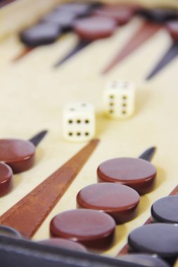 dices ve dama ile bir tahta üzerinde oyun tavla