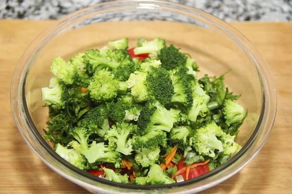 Grüner Brokkoli-Salat in einem Glasteller auf einem Holzbrett Hintergrund — Stockfoto