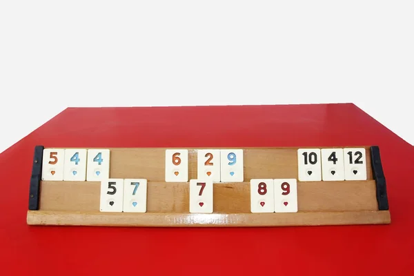 Jogo tradicional turco okey, chips de plástico com números em um suporte de madeira — Fotografia de Stock