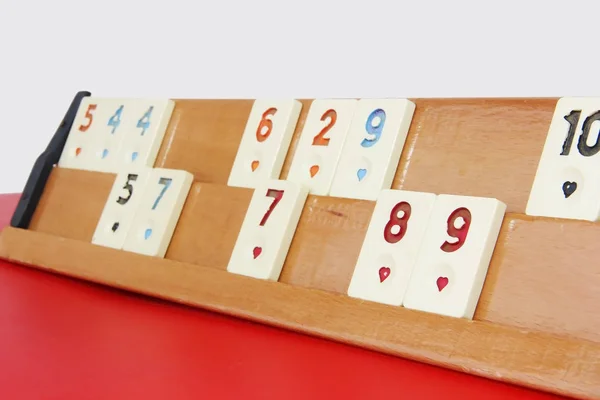 Jogo tradicional turco okey, chips de plástico com números em um suporte de madeira — Fotografia de Stock