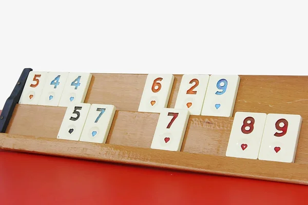 Jogo tradicional turco okey, chips de plástico com números em um suporte de madeira — Fotografia de Stock