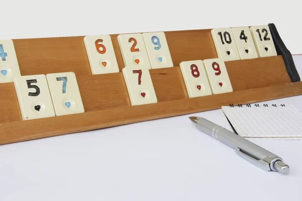 Jogo tradicional turco okey, chips de plástico com números em um suporte de madeira — Fotografia de Stock