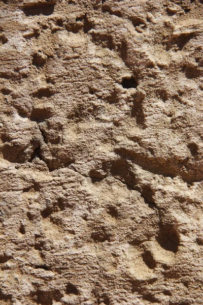Коричневый камень или mwith трещины и узор стены текстуры — стоковое фото