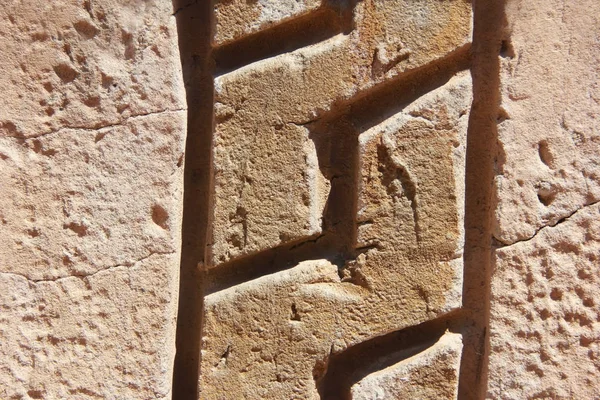 Brun sten eller mwith sprickor och patternsarble vägg en textur — Stockfoto