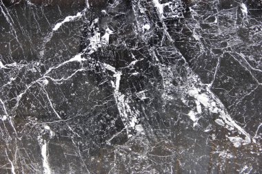 beyaz lekeler ve desenler ile siyah bir mermer veya kiremit doku