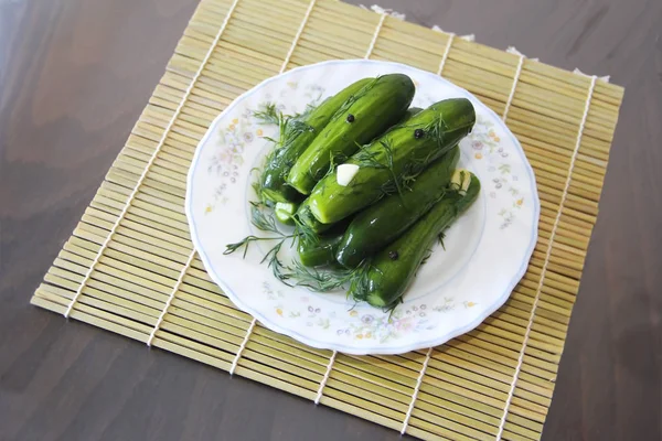 Castraveți verzi sărați cu mărar și condimente pe o placă albă — Fotografie, imagine de stoc