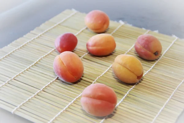 Orange frische Sommer-Aprikosen auf einem Holzteppich Hintergrund — Stockfoto