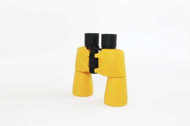 Beyaz arka planda sarı deniz optik plastik dürbünler