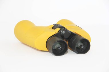 Beyaz arka planda sarı deniz optik plastik dürbünler