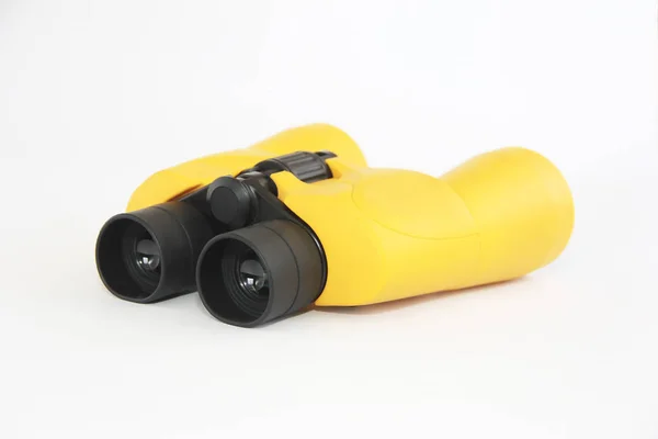 Gelbe marine optische Plastikferngläser auf weißem Hintergrund — Stockfoto