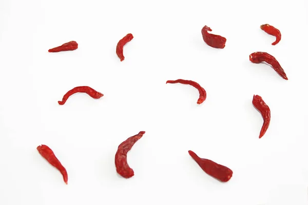 Vainas de pimiento comestible amargo seco rojo sobre un fondo blanco —  Fotos de Stock
