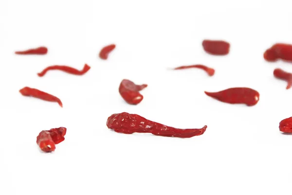 Vainas de pimiento comestible amargo seco rojo sobre un fondo blanco — Foto de Stock