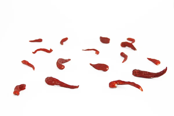 Piros, szárított csípős, keserű étkezési paprika, fehér alapon — Stock Fotó