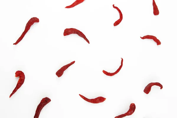 Piros, szárított csípős, keserű étkezési paprika, fehér alapon — Stock Fotó