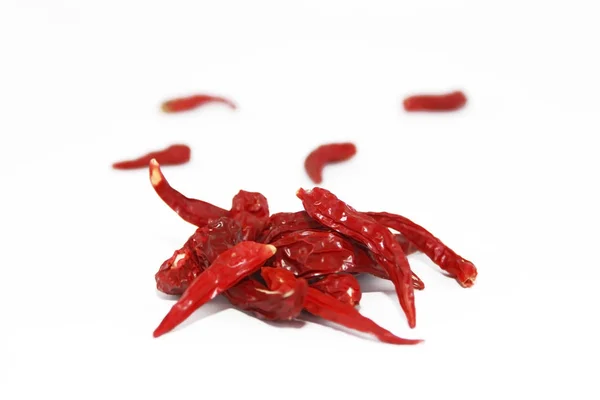 Vainas de pimiento comestible amargo seco rojo sobre un fondo blanco —  Fotos de Stock