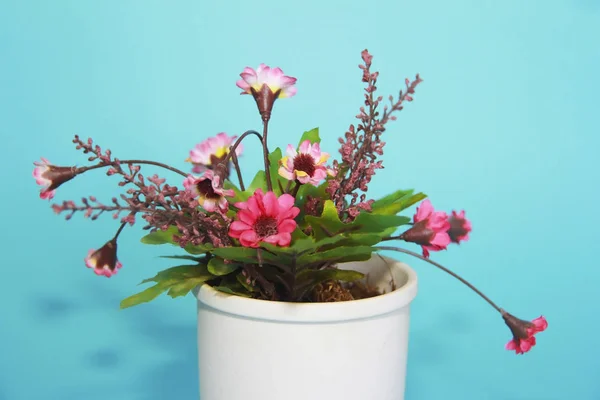 Flores Rosadas Artificiales Con Hojas Verdes Una Olla Blanca — Foto de Stock