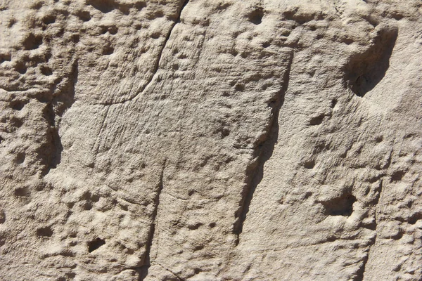 Textur grov brun grå yta av en gammal cement vägg med sprickor, mönster och skilsmässor — Stockfoto