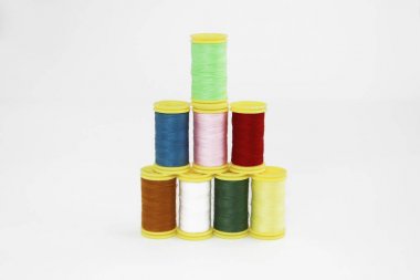 beyaz bir arka plan üzerinde dikiş veya nakış için renkli dikiş iplikleri