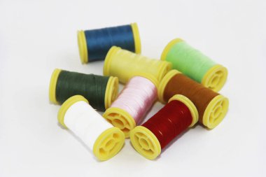 beyaz bir arka plan üzerinde dikiş veya nakış için renkli dikiş iplikleri