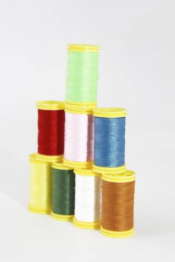 beyaz bir arka plan üzerinde dikiş veya nakış için renkli dikiş iplikleri