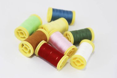 beyaz bir arka plan üzerinde dikiş veya nakış için renkli dikiş iplikleri