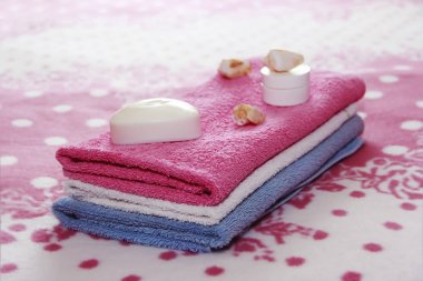 pembe havlu arka planına karşı beyaz tuvalet sabun ve dekor