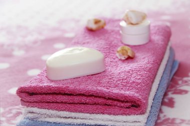 pembe havlu arka planına karşı beyaz tuvalet sabun ve dekor