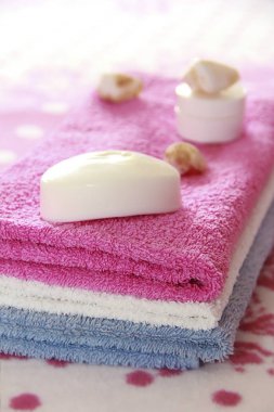 pembe havlu arka planına karşı beyaz tuvalet sabun ve dekor