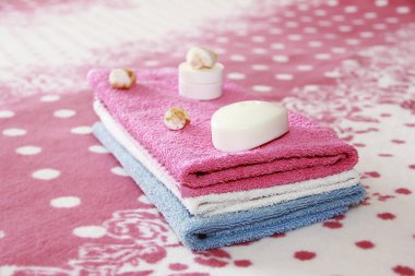 pembe havlu arka planına karşı beyaz tuvalet sabun ve dekor