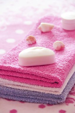 pembe havlu arka planına karşı beyaz tuvalet sabun ve dekor