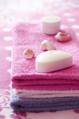 pembe havlu arka planına karşı beyaz tuvalet sabun ve dekor