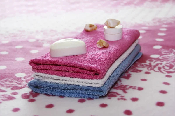 Sabão higiênico branco e decoração contra o fundo de toalhas terry rosa — Fotografia de Stock