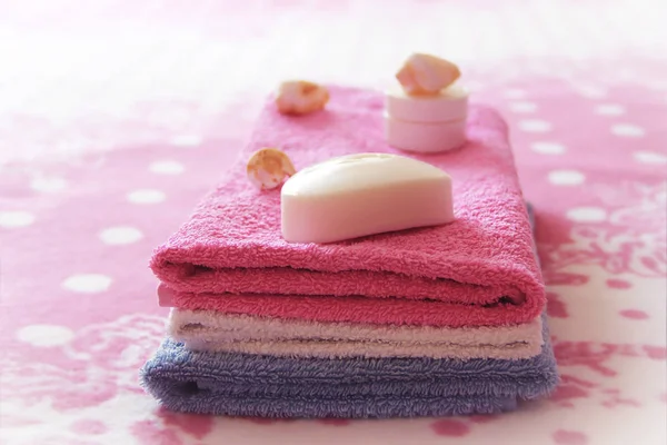 Jabón de tocador blanco y decoración contra el fondo de toallas de rizo rosa — Foto de Stock