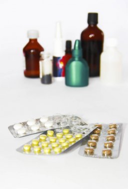 hap ve beyaz arka planda çeşitli tıp şişeleri