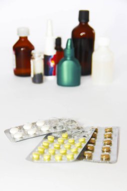 hap ve beyaz arka planda çeşitli tıp şişeleri