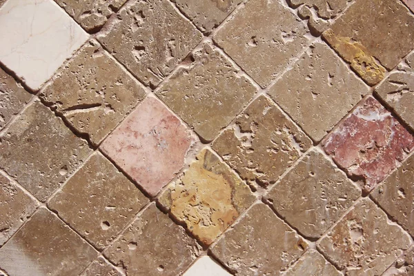 Tekstura dekoracyjnej brązowej płytki ceramicznej z Rhombus wzorów, pęknięcia i rozwodów — Zdjęcie stockowe