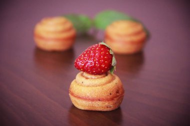 çilek dekor ile tatlı sarı bisküvi kek kabukları