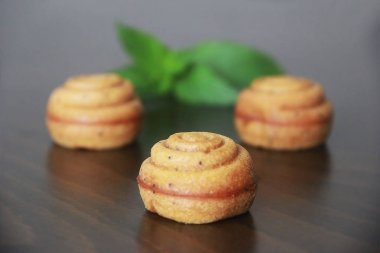 yeşil yaprak dekorlu tatlı sarı bisküvi cupcake