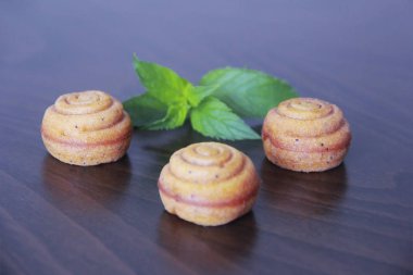 yeşil yaprak dekorlu tatlı sarı bisküvi cupcake