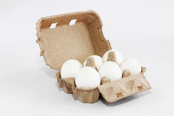 Gallina fresca dieta huevos blancos en un recipiente de papel — Foto de Stock