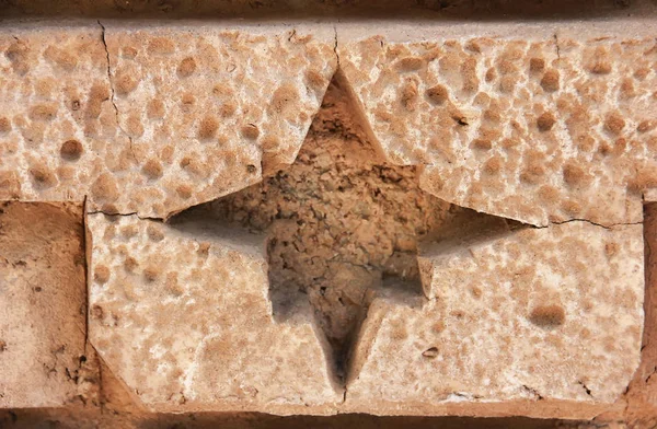 Brun cement betongvägg med stjärnor, sprickor och mönster — Stockfoto