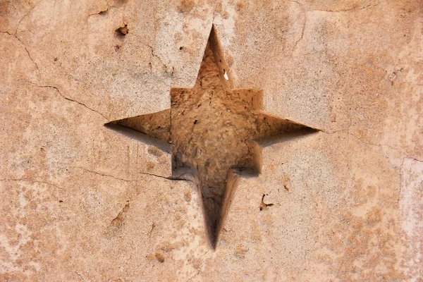 Cimento marrom parede de concreto com estrelas, rachaduras e padrões — Fotografia de Stock