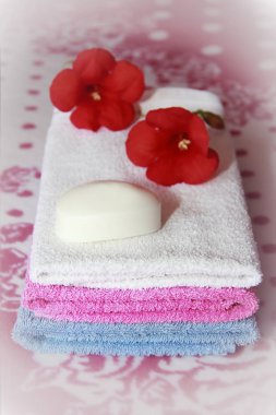 çok renkli banyo havluları ve beyaz tuvalet sabunu