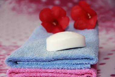 çok renkli banyo havluları ve beyaz tuvalet sabunu