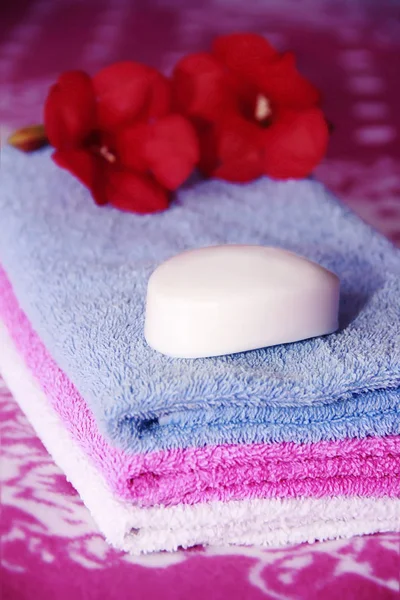 Toallas de baño multicolores y jabón de tocador blanco — Foto de Stock