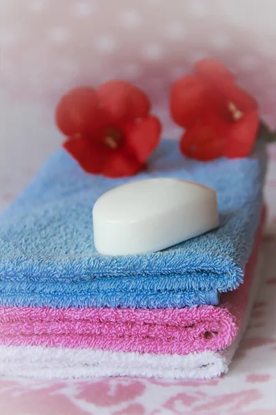 Toallas de baño multicolores y jabón de tocador blanco — Foto de Stock