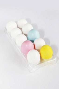 bir kapta çok renkli beyaz sarı pembe mavi tavuk yumurtası