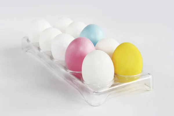 Huevos de pollo azul rosa amarillo blanco multicolor en un recipiente — Foto de Stock
